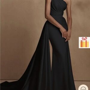 Elegant One-Shoulder Black Evening Gown with Dramatic Train